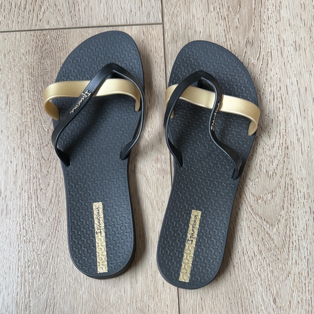 Ipanema Black and Gold Women's Thong Sandals